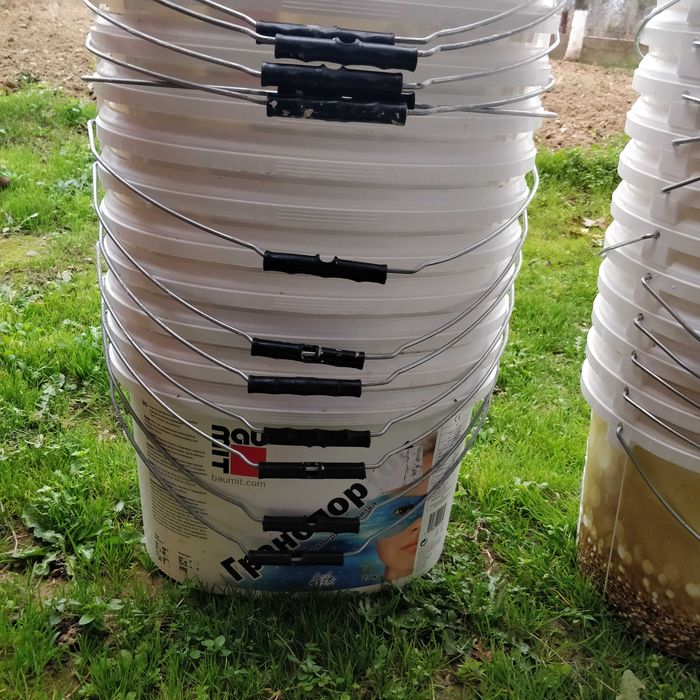 Празни кофи от минерална мазилка