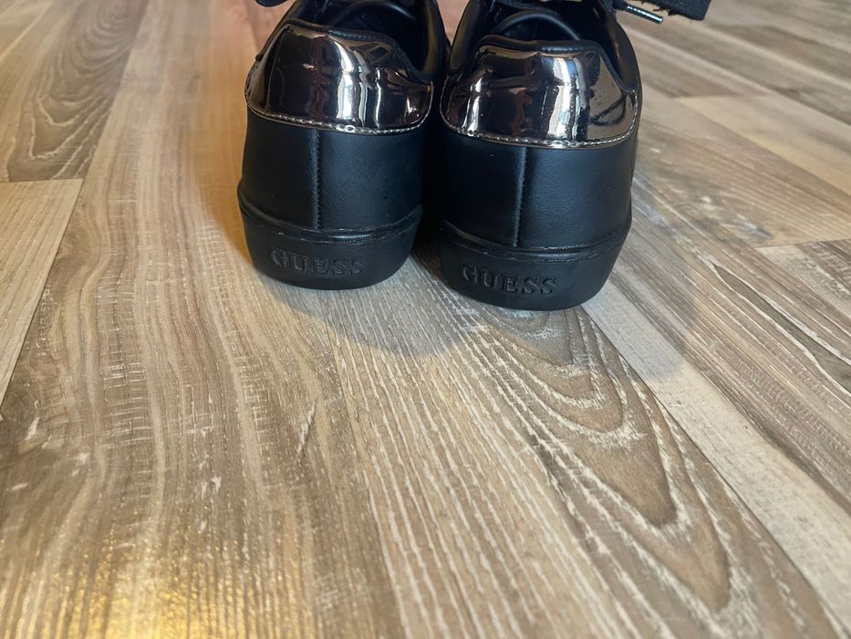 Продавам дамски обувки GUESS