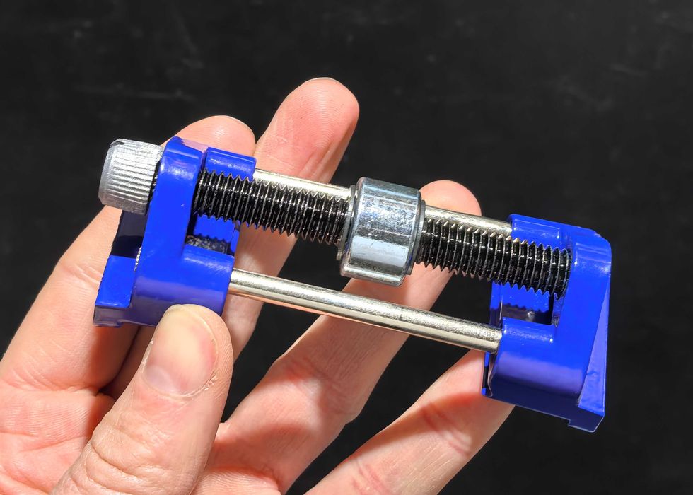 Dispozitiv/ ghidaj pentru ascuțit dălți, cutite pielarie, cutit rindea