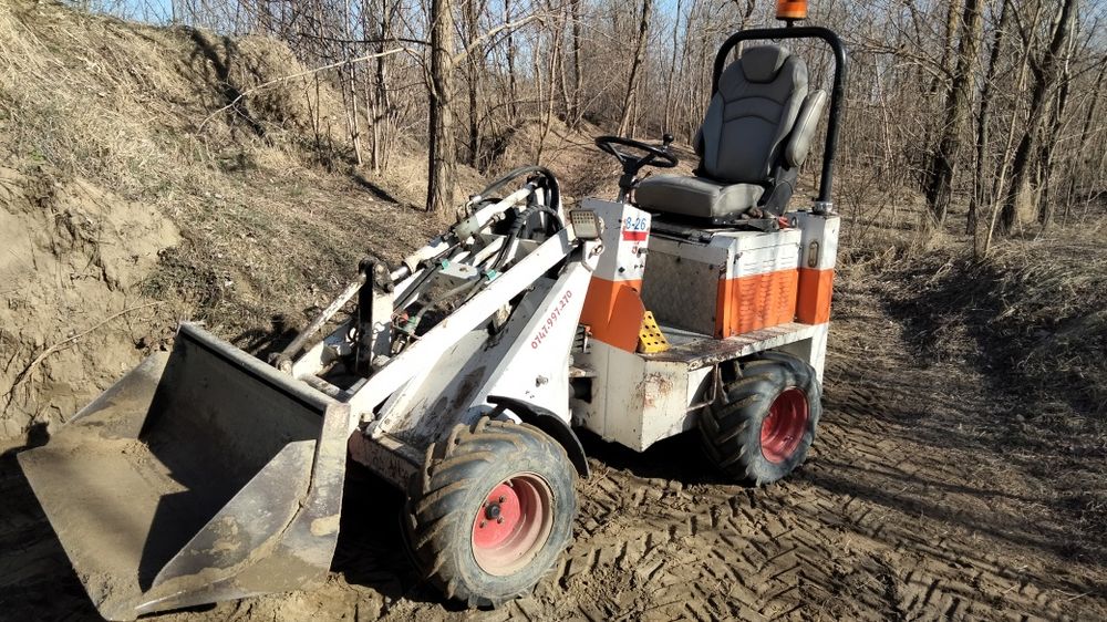 Închiriez mini încărcător frontal