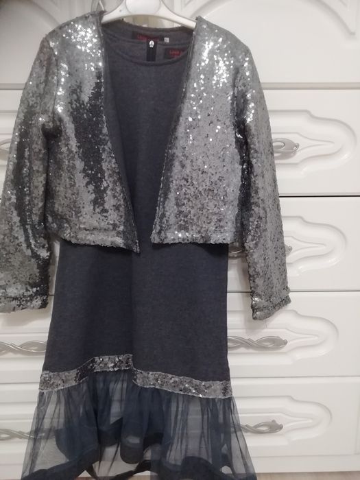 Продам на девочку платья