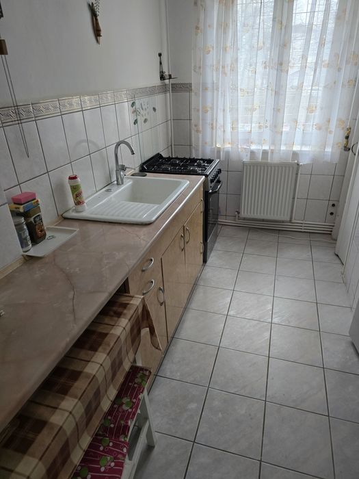 Inchirez apartament 2 camere lângă Liceul Economic