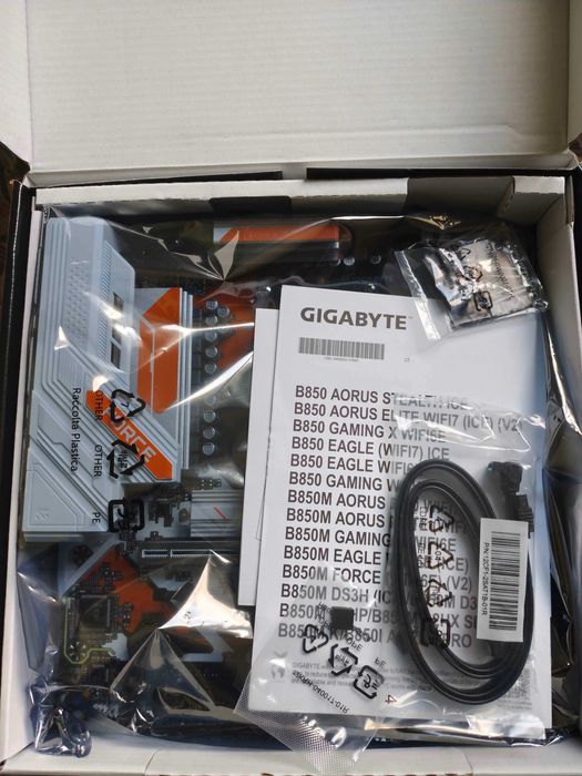 Дъно Gigabyte B850M Force AM5 Pci-e 5.0 m.2 5.0 (34м г.)  Проц 7800X3D