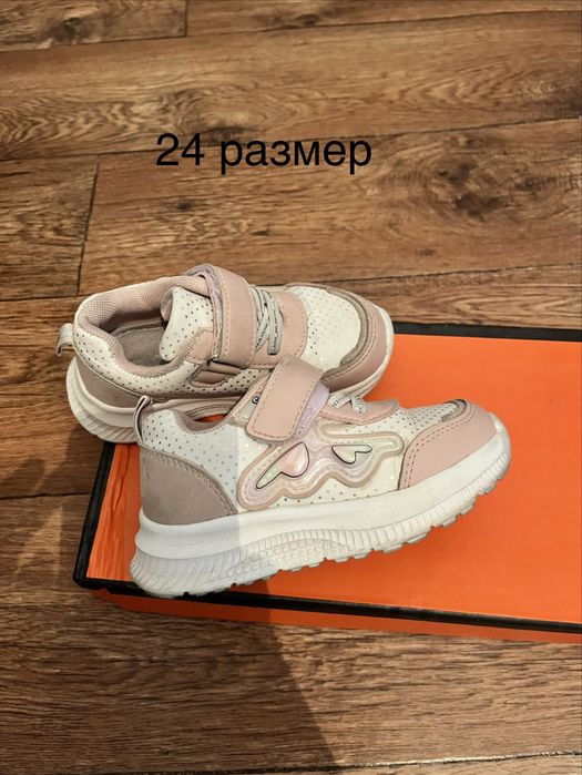 Кроссовки для девочек 24,22,25 размеры