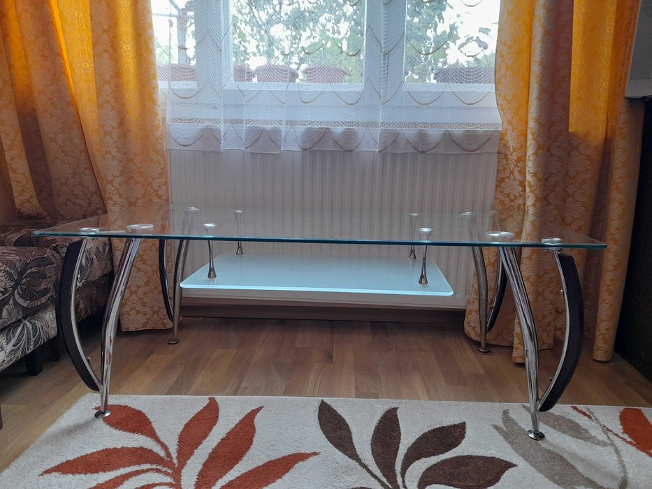 Стъклена холна маса