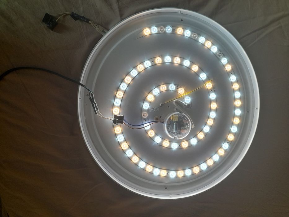 Продавам голяма лед лампа за таван