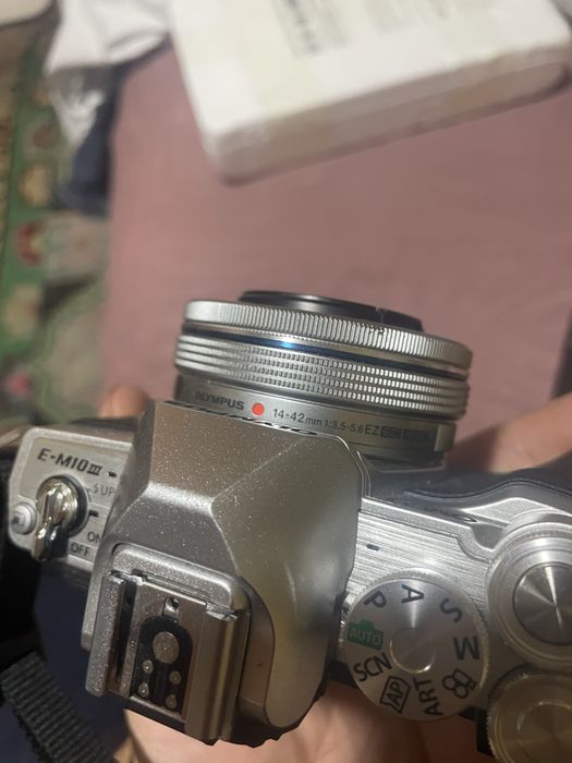 Olympus OM-D E-M10 Mark III + Kit 14-42mm – Funcțional 100% (Mici pete pe display)