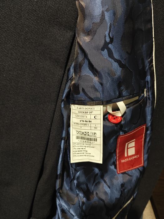 Костюмы фирменные