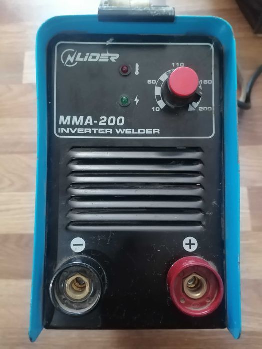 Сварочный аппарат в месте с маской