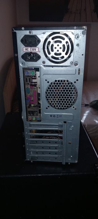 Vând doua pc  și un monitor