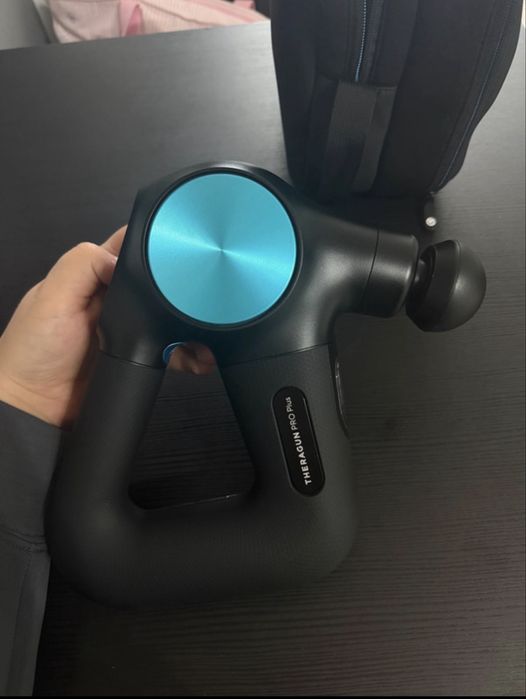 Pistolul de masaj Therabody Theragun Pro Plus, care combină percuția, vibrațiile, căldura și terapia cu lumină