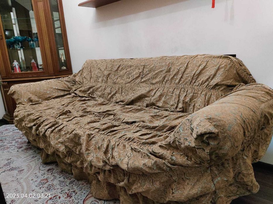 Чехол для дивана универсальный на резинках.