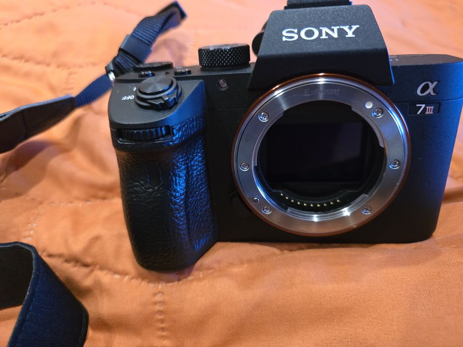 ПРОДАВАМ: Като нов Sony A7 III (само 8154 кадъра) + Zeiss 55mm f/1.8