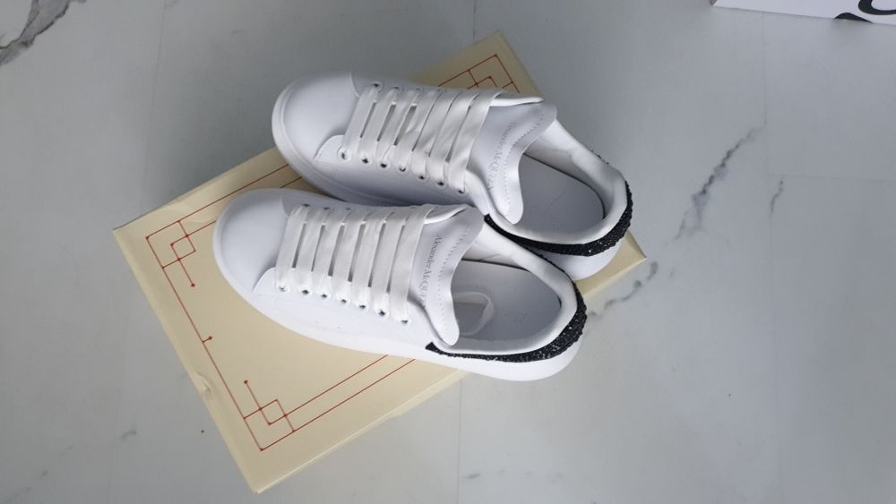 Бели сникърси на Aleksander MQueen чисто нови