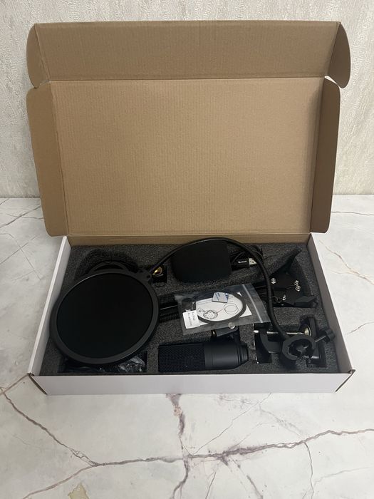 Клавиатура , коврик , микрофон .