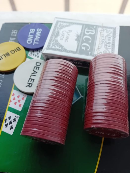 Kit joc de poker. Sigilat.Pret 100 lei fix