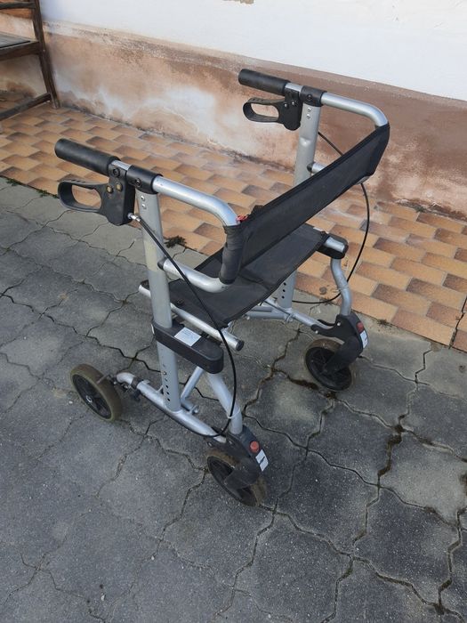 Спомагателна количка за възрастни хора