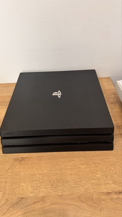 ПРОДАМ  PlayStation 4 Pro + подарок 4 игры