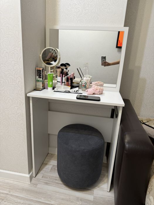 Макияжный столик