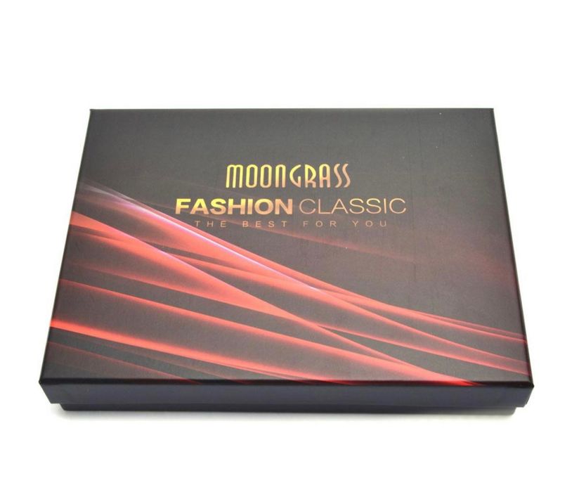 Стилен подаръчен комплект за мъже в картонена кутия.