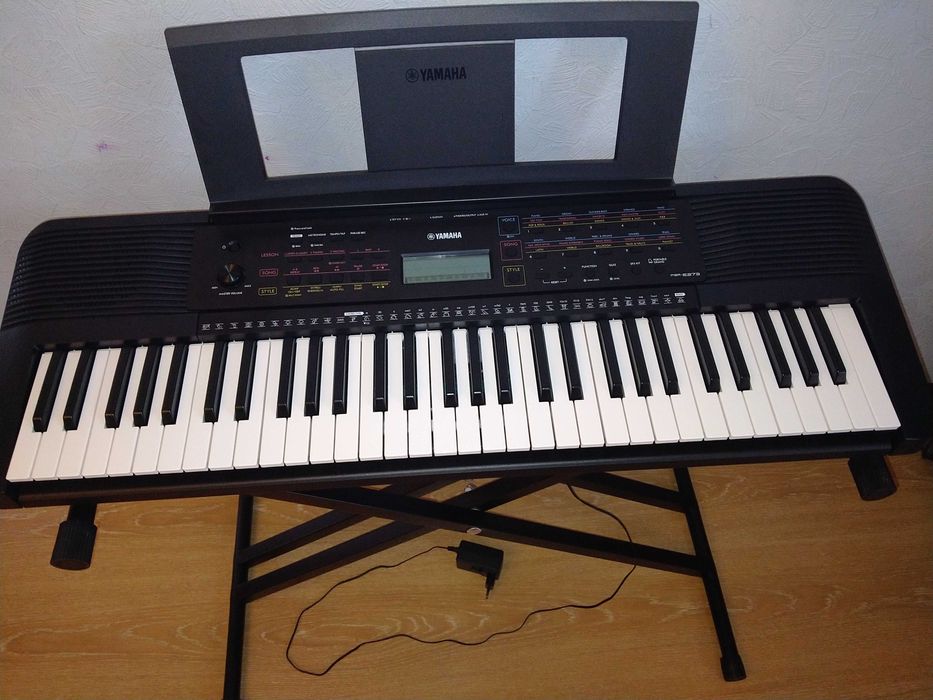 Продам синтезатор Yamaha с подставкой