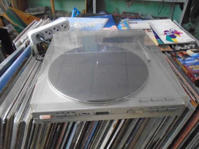 Виниловый   проигрыватель  тангенциальный  Saba CSP380( Germany)