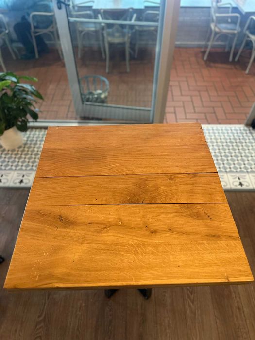 Висока бар маса с плот от масивен дъб