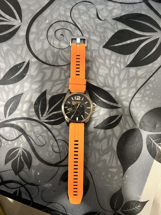 Продавам мъжки часовник Hugo Boss