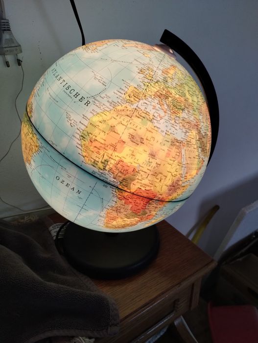 Glob geografic iluminat