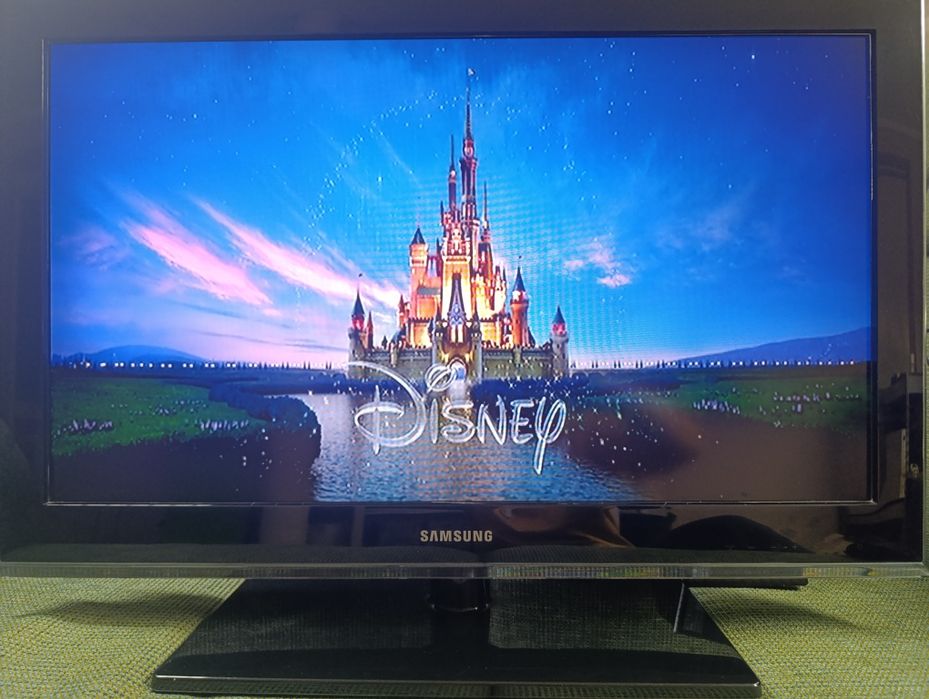 TV LCD Samsung 32"(80 cm) 81.2 cm,LE32D550