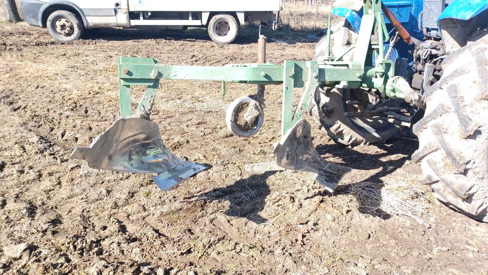 Vând plug cu doua cormane