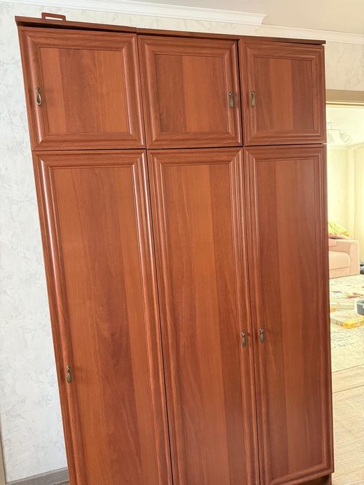 Классический трехстворчатый распашной шкаф