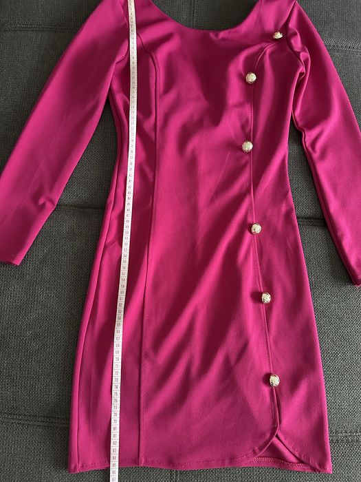 Цикламена рокля с отворен гръб