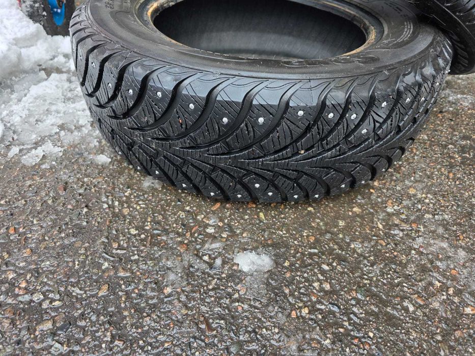 Продам шины зимние с шипами.