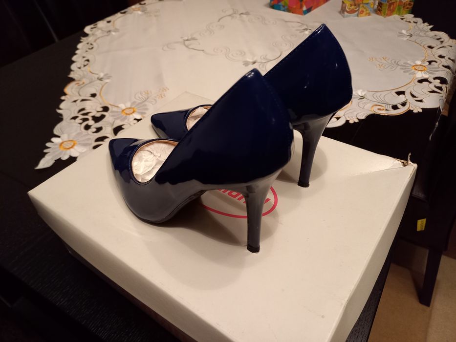 Pantofi cu toc,marimea 37.Pret.30 lei.