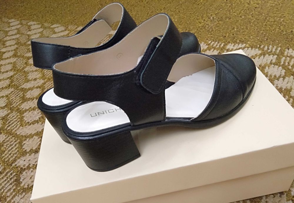 Босоножки черного цвета.