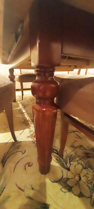 Продаю комплект стол,стулья,диван.