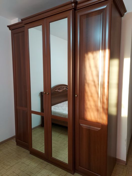 Шкаф плательный дубовый.