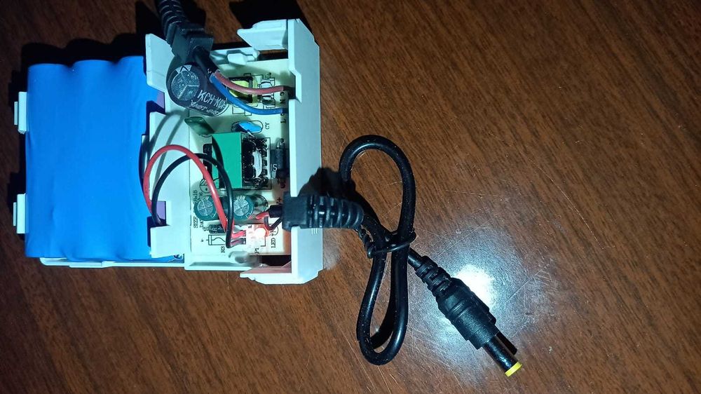 miniUPS 12V 2Ah special pentru camere video, routere, dvr, xvr, alarme