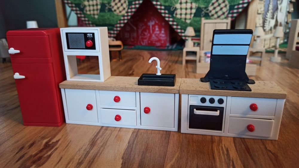 Запазена дървена къща с кукли и мебели и