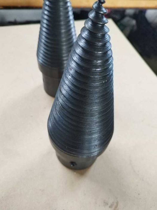 Ax cu con pentru despicat lemne circular