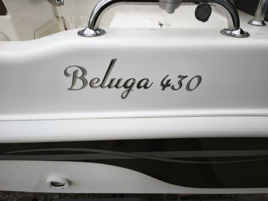 Лодка BELUGA 430 с двигател и Колесар напълно оборудванаа