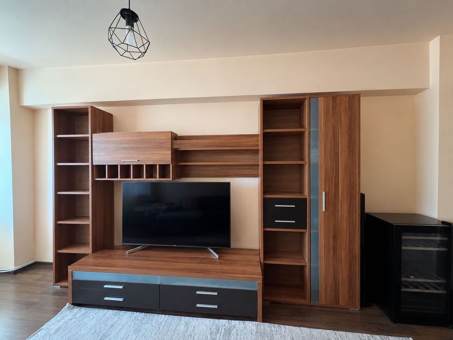 Mobilier living din 4 corpuri detașabile ,culoare stejar .