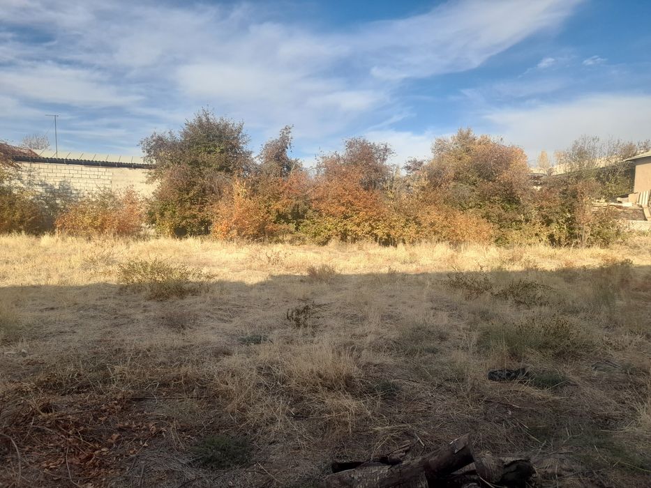 Участка сотилади срочно 8 сотик