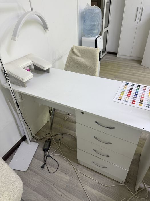 Маникюрный стол