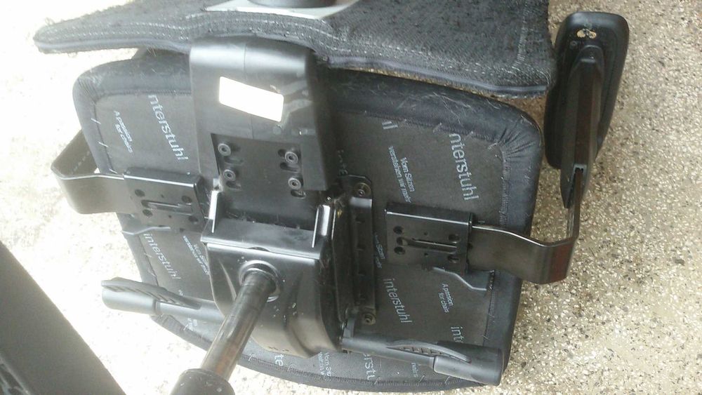 Офис стол Interstuhl със забележки по тапицерията