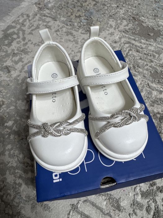 Продам белые туфли 23р