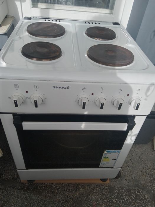 Продавам готварска печка с фурна