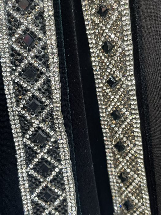 Абая двойка тошлари тикилган куйлаги ичида