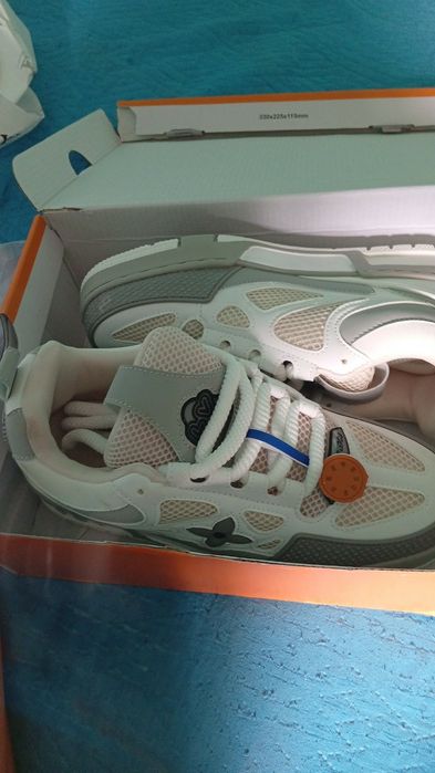 Vand adidasi LV skate